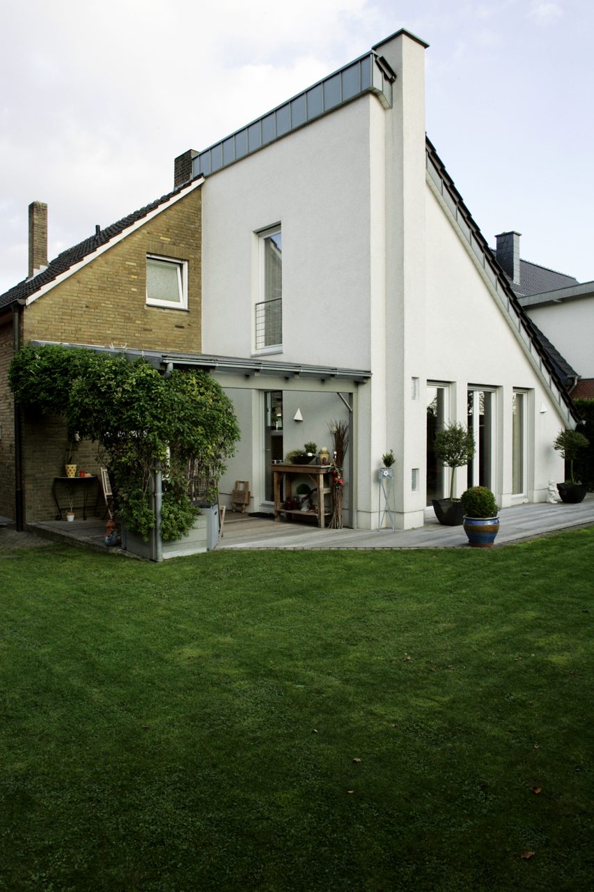 Helles Wohnhaus mit Garten