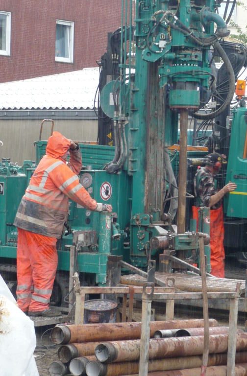 Bohrgerät für die Geothermie auf der Baustelle