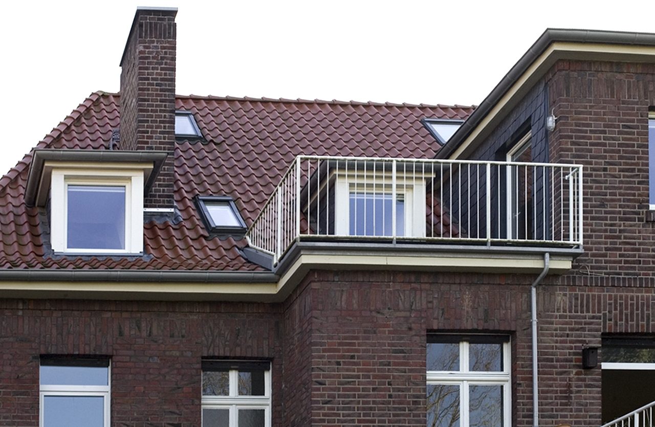 Saniertes Backsteinhaus in Münster mit neuen Gauben und Dachbalkon