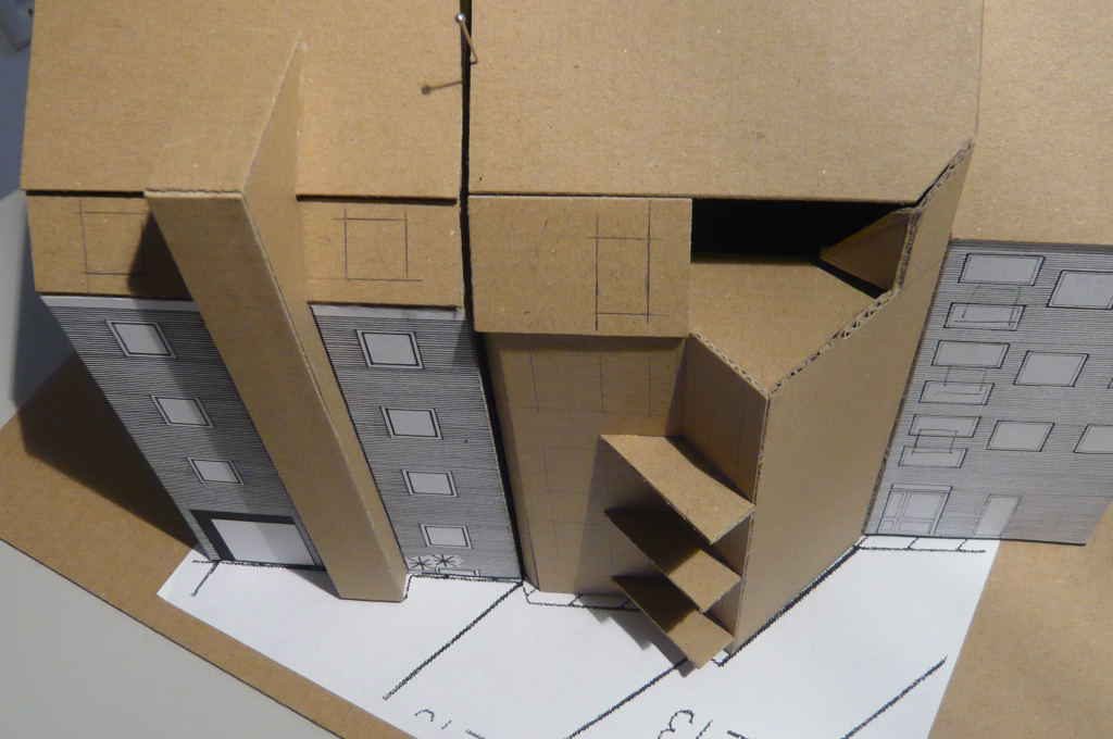 Arbeitsmodell aus Karton für den Dachausbau mit Aufzug