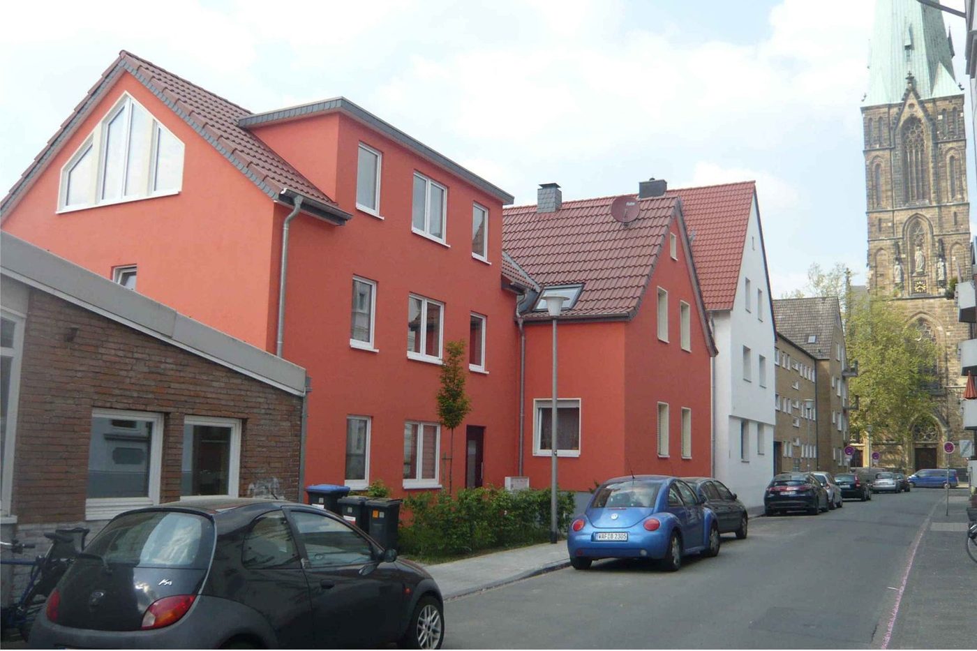 Rote Mehrfamilienhäuser im Hafenviertel mit Erweiterung