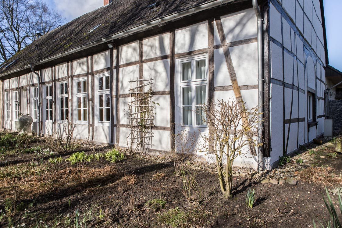 Fachwerkgebäude des alten Hofes mit weißen Gefachen